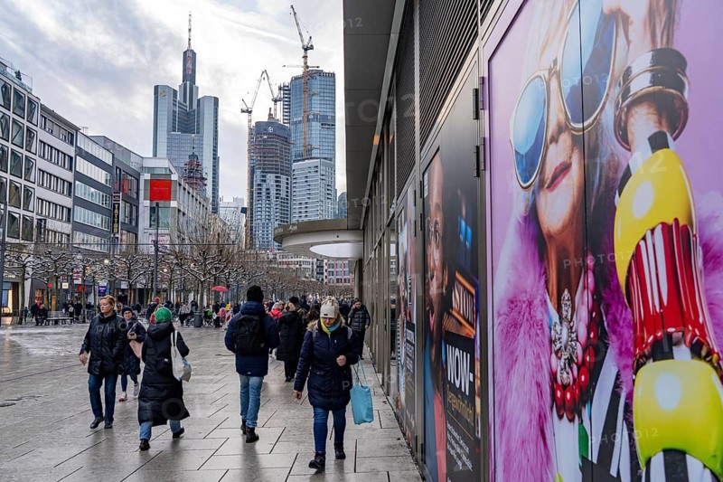 Zeil shopping street, pedestrian zone, winter weather, city centre skyline, sale, banking district, people shopping, Frankfurt am Main, Hesse, Germany, Europe