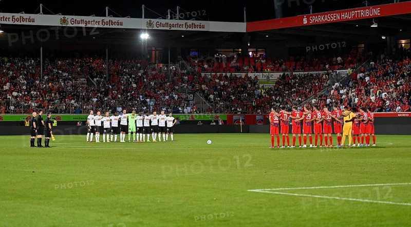 Memorial, minute's silence, mourning in front of kick-off of the match between 1. FC Heidenheim 1846 FCH and BK Häcken for Sven-Göran Eriksson, Voith-Arena, Heidenheim, Baden-Württemberg, Germany, Europe