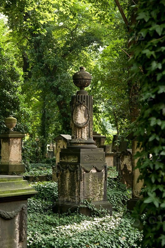 The Elias Cemetery in Dresden is considered to be the city's most culturally and historically significant cemetery. The burial site in the Pirnaische Vorstadt district, which has been closed since 1876 for traffic and security reasons, has been a listed building since 1924