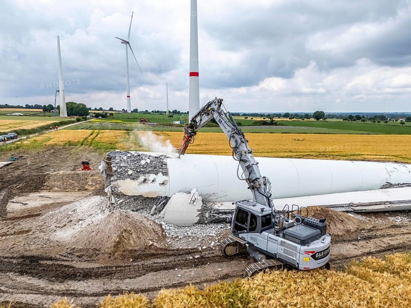 Demolished tower of a 20 year old wind turbine, in the Werl wind farm, 5 old Enercon E-66 turbines are demolished, 2 new Siemens SG6.6-170 wind turbines replace them, the 2 new wind turbines produce twice as much energy, 12 MW power, as the 5 old wind turbines, called repowering, demolition work, Werl, North Rhine-Westphalia, Germany, Europe
