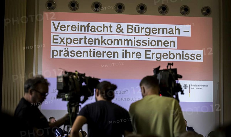 Handover of the reports of the expert commissions 'Citizens' Income Tax' and 'Simplified Corporate Tax' at the specialist event 'Simplified and Citizens' Tax, the expert commissions present their findings' at the Federal Ministry of Finance with Christian Lindner (FDP), Federal Minister of Finance, among others. 'Photographed on behalf of the Federal Ministry of Finance'
