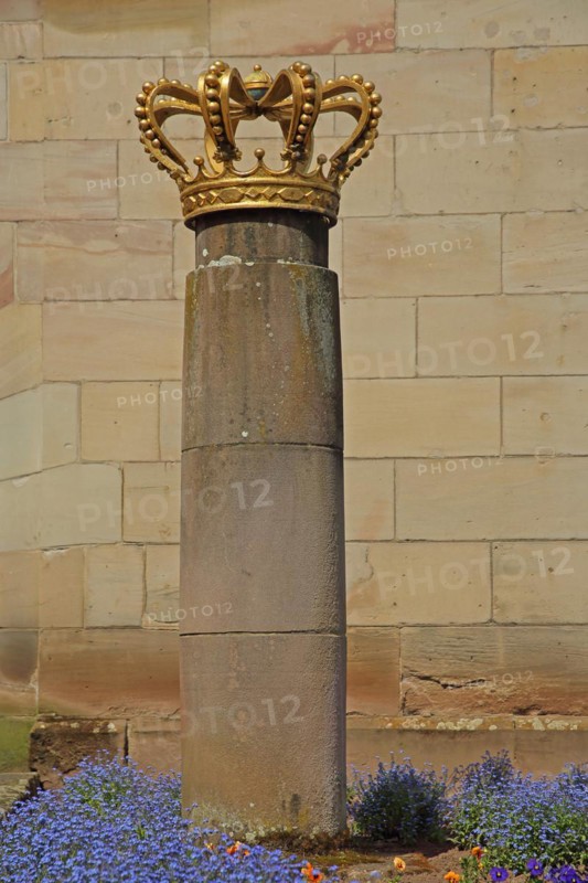 Golden royal crown with stele as a memorial to the Prussian era after 1815, arts and crafts, jewellery, baubles, pearls, crown, golden, Prussian, German Gate, Saarlouis, Saarland, Germany, Europe