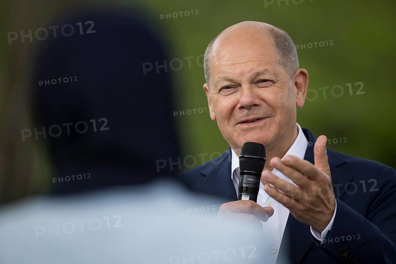Olaf Scholz (Federal Chancellor, SPD) in conversation with a lady with a headscarf at the Germany Dialogue on the topic Together for Democracy in the dialogue forum at Celebrating Democracy. / The Basic Law turns 75, together it will be a celebration, Berlin, 24.05.2024