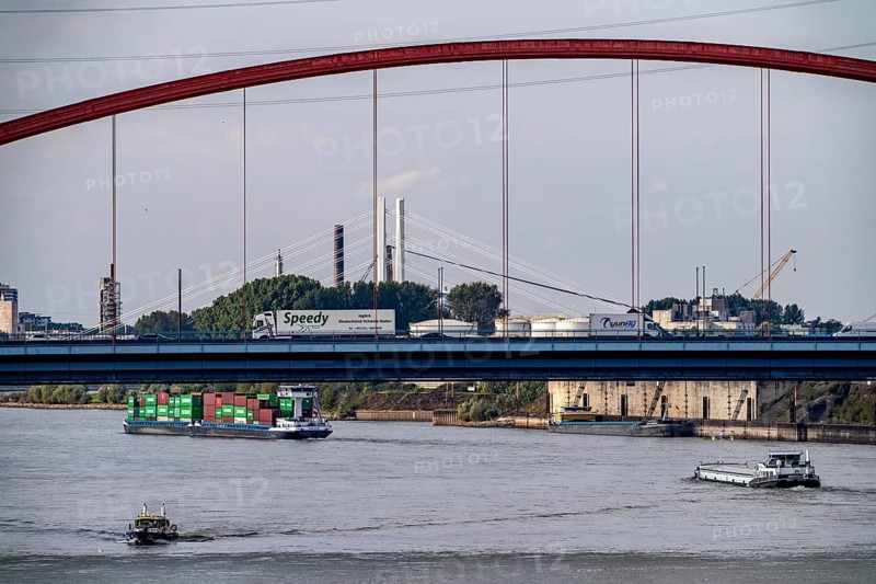 The Bridge of Solidarity, the longest tied arch bridge in Germany, over the Rhine from Duisburg-Hochfeld to DU-Rheinhausen, the road bridge is dilapidated and has to be rebuilt, many thousands of lorries from the Logport port and cars use the bridge every day, new construction until 2040, behind the new Neuenkamp motorway bridge, A40, Duisburg, North Rhine-Westphalia, Germany, Europe