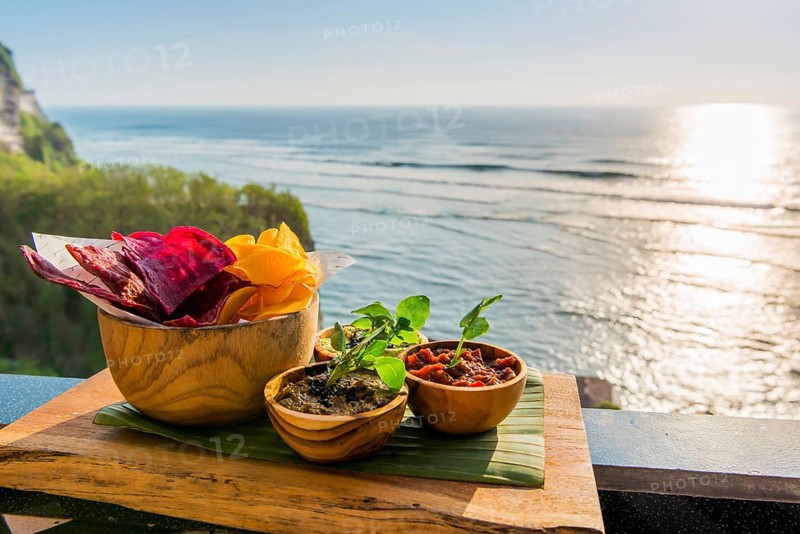 Vegetable chips with dip as a snack, sea view, evening mood, food, healthy, vegetarian, nutrition, food, bistro, snack bar, snacking, diet, evening sun, sea, romantic, mood, enjoy, enjoyment, wellness, sweet potato, organic, biological, summer, lose weight, portion, restaurant, holiday, travel, time out, outside, nobody, gastronomy, Bali, Indonesia, Asia