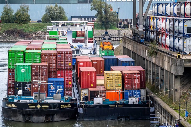 Port of Duisburg Ruhrort, Container freighter being loaded and unloaded at DeCeTe, Duisburg Container Terminal, Duisport, Duisburger Hafen AG, Duisburg, North Rhine-Westphalia, Germany, Europe