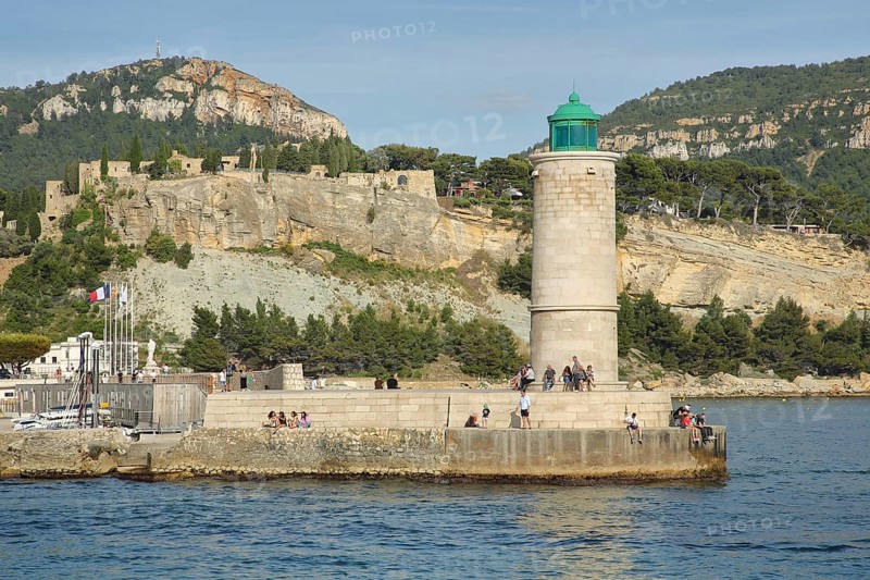 Lighthouse and people, houses on rocks on the shore, Mediterranean coast, bay, mountains, Cassis, Bouches-du-Rhône, Provence, France, Europe