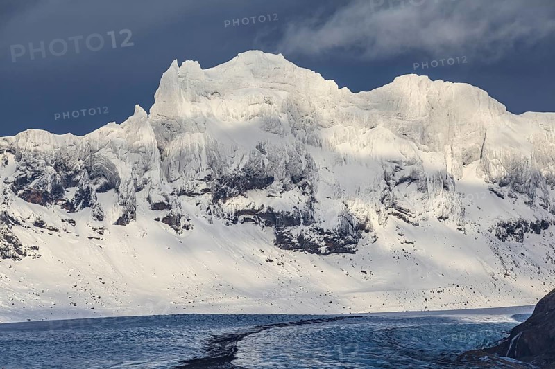 Glacier, glacier tongue, steep snow-covered mountains, cloudy mood, Skaftafellsjökull, Skaftafell National Park, Iceland, Europe