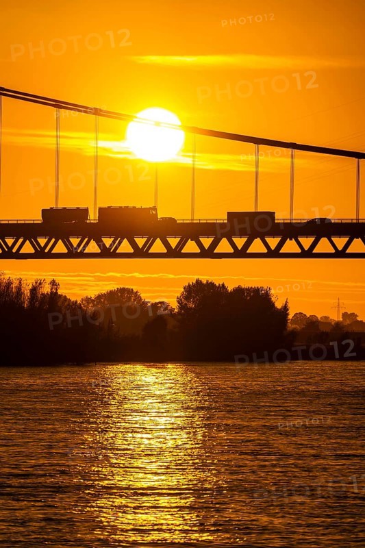 Traffic on the Rhine bridge Emmerich, federal road B220, evening light, with 803 m the longest suspension bridge in Germany shortly in front of the Dutch border, Rhine kilometre 853, 2 it is the northernmost German Rhine bridge, North Rhine-Westphalia, Germany, Europe