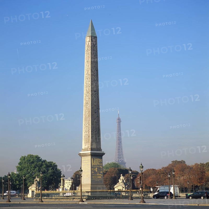Ägyptischer Obelisk aus Luxor, mit Hieroglyphen aus der Zeit Ramses II, auf dem Place de la Concorde, dahinter Eiffelturm, Paris