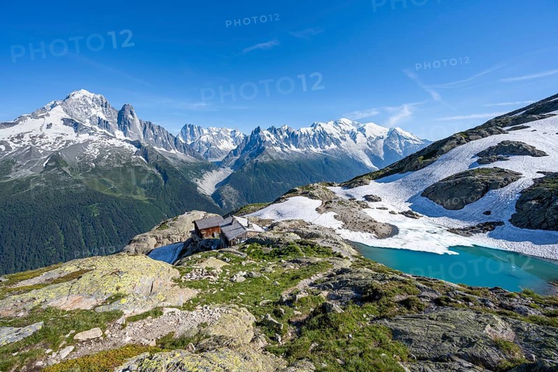 Mountain landscape with mountain lake Lac Blanc and mountain hut Refuge du Lac Blanc, mountain peak, Aiguille Verte, Grandes Jorasses, Aiguille du Moine, Mont Blanc, Mont Blanc massif, Chamonix-Mont-Blanc, Haute-Savoie, France, Europe