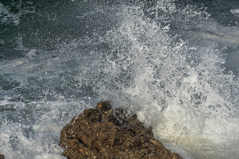 Large waves of the Atlantic Ocean crash against the rocks of a cliff. Camaret sur mer, Crozon, Finistere, Brittany, France, Europe