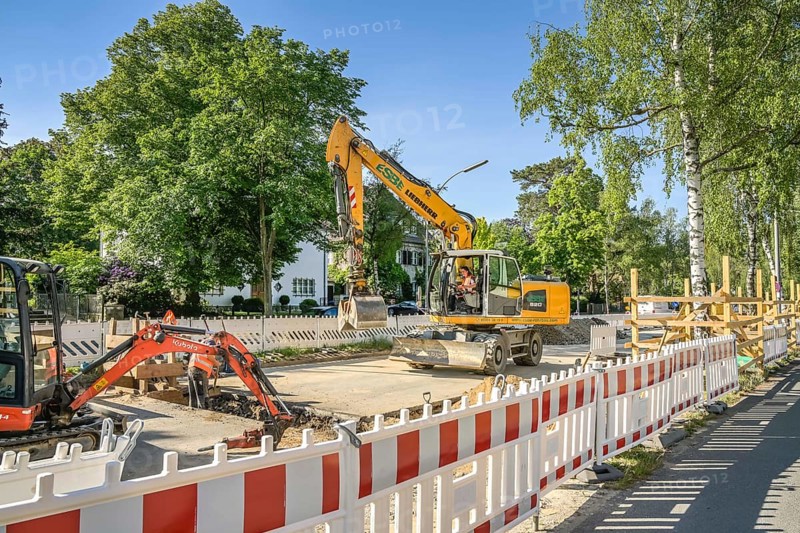 Excavator, Argentinische Allee, construction work on drinking water network, Zehlendorf, Steglitz-Zehlendorf district, Berlin, Germany, Europe