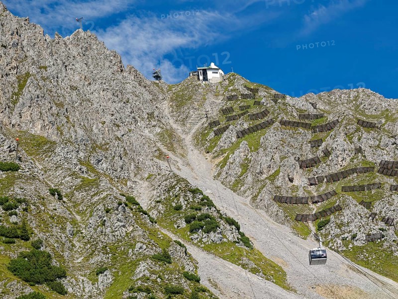 Cable car of the Hafelekarbahn of the Innsbrucker Nordkettenbahnen to the Hafelekar, mountains of the Innsbrucker Nordkette, Alpine landscape, Innsbruck, Tyrol, Austria, Europe