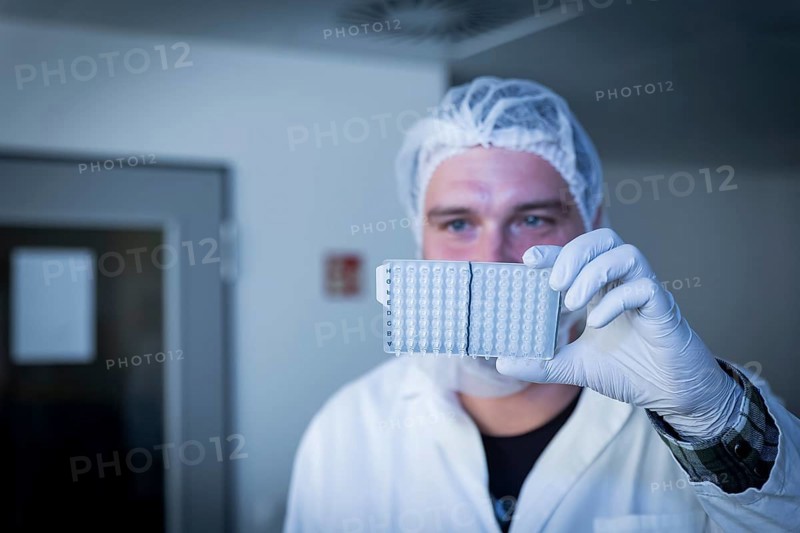 As a molecular genetic diagnostics company, Biotype GmbH is part of the Molecular Diagnostics Group (MDG), which works together with the bioinformatics company, qualitype GmbH, and the radiopharmaceutical company, ROTOP Pharmaka GmbH, on holistic solutions for precision medicine. MODAPLEX test device for versatile simultaneous PCR tests. Insertion of the PCR plate, Dresden, Saxony, Germany, Europe