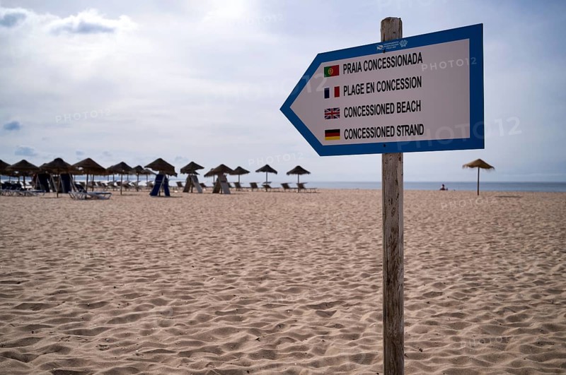 Sandy beach beach sign, guarded, concession beach, multilingual, Portuguese, French, English, German, deckchairs, parasols, Meia Praia beach, Lagos, Atlantic Ocean, Algarve, Portugal, Europe