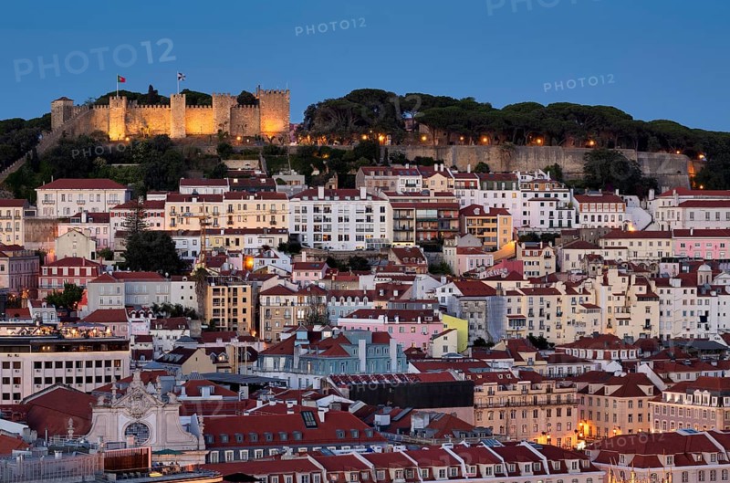 View from the viewpoint Miradouro de São Pedro de Alcântara to Castelo de São Jorge, city view, Lisbon, evening mood, twilight, blue hour, Portugal, Europe