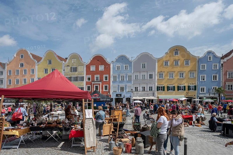 Flea market on the Upper Town Square, late baroque row of houses at the back, Schärding, Upper Austria, Austria, Europe