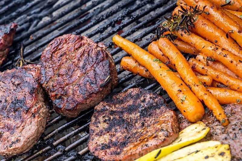 Whether vegetarian or with meat: barbecues are on trend. Vegetables such as carrots, tomatoes and courgettes as well as steaks on a kettle grill. Germany