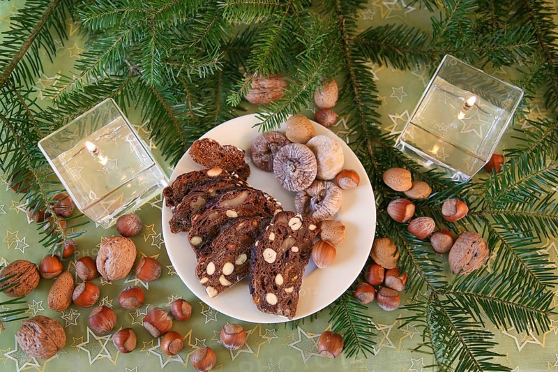 Swabian cuisine, Swabian Christmas biscuits, Hutzelbrot, fruit bread, carved bread, sweet biscuits with nuts, dried apples, plums, figs, typical Swabian, baking, Christmas baking, from the oven, traditional cuisine, Christmas decoration, food photography, studio, Germany, Europe