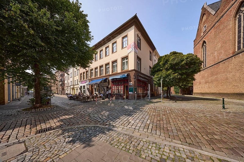 Corner building with the Pizzeria Pinocchio and Kreuzherrenkirche on Ratinger Straße in the historic centre of Düsseldorf, state capital, independent city, North Rhine-Westphalia, Germany, Europe