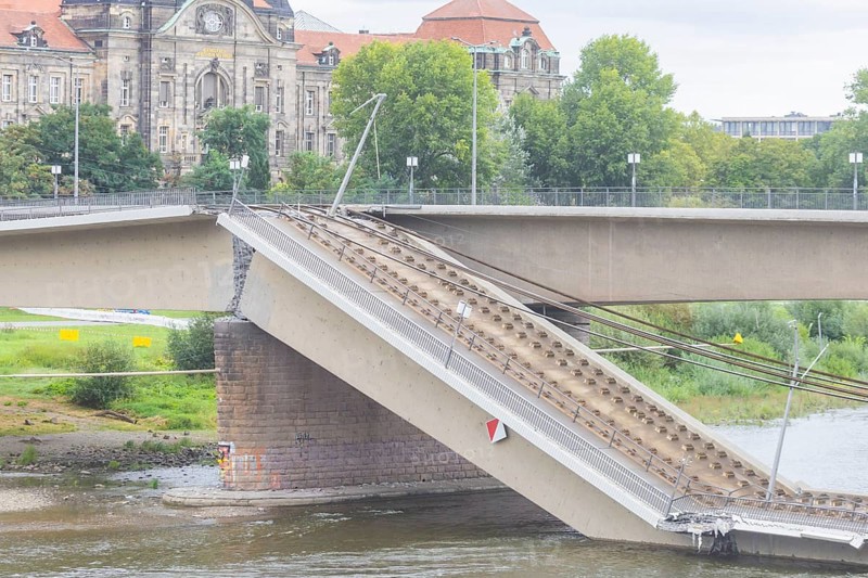 In the early hours of the morning, a section of the Carola Bridge collapsed for unknown reasons. Over a length of around 100 metres, the section on which the trams normally run has collapsed into the Elbe. The area is cordoned off, partial collapse of the Carola Bridge in Dresden, further bridge sections are in acute danger of collapsing, Dresden, Saxony, Germany, Europe