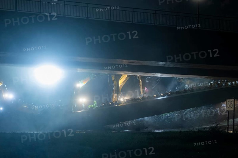 Due to an as yet unknown cause, a section of the Carola Bridge collapsed in the early hours of the morning. Over a length of around 100 metres, the section on which the trams normally run has collapsed into the Elbe. Partial demolition has begun and around 10 excavators are tearing down the collapsed bridge section to make room for the imminent flooding of the Elbe., Partial collapse of the Carola Bridge in Dresden, Dresden, Saxony, Germany, Europe
