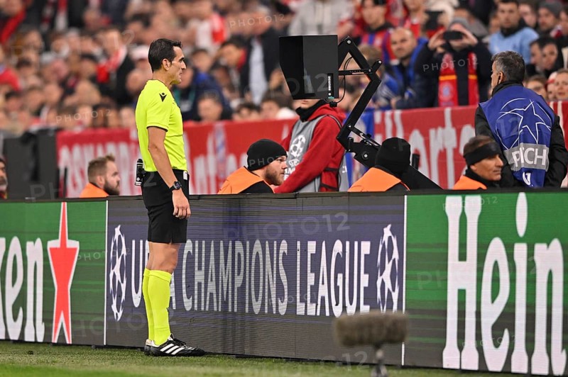 Referee Juan Martinez Munuera in the review area, VAR, video assistant referee, video evidence, video assistant referee, Champions League, Allianz Arena, Munich, Bavaria, Germany, Europe