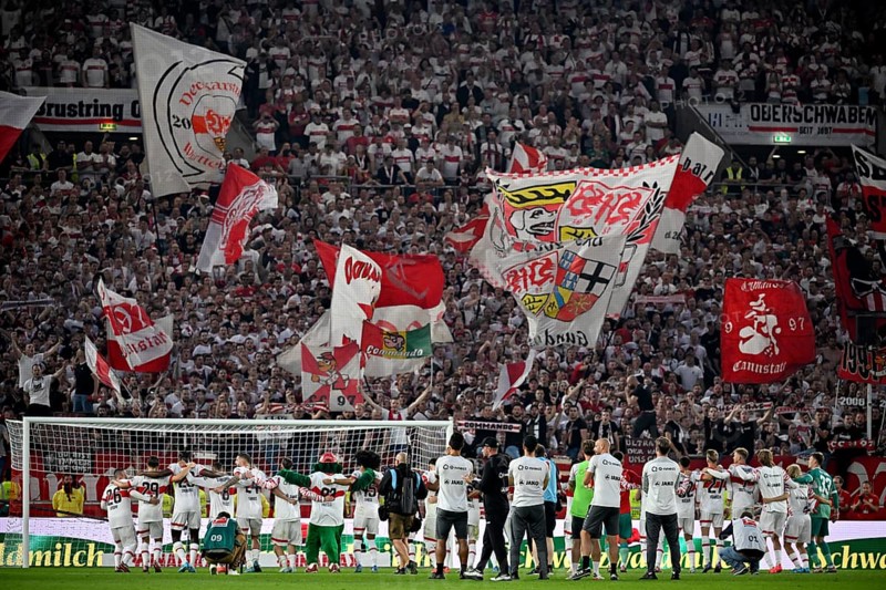 VfB Stuttgart players being celebrated by fans, Cannstatter Kurve, fan curve, flags, atmospheric, MHPArena, MHP Arena Stuttgart, Baden-Württemberg, Germany, Europe