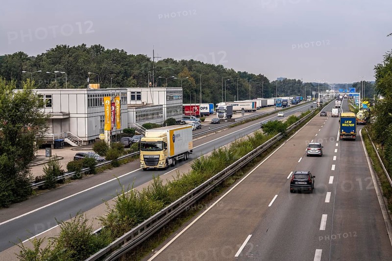 The border crossing Straelen, between Germany and the Netherlands, motorway A40 and A67 in NL, view towards NL, first day of increased border controls against irregular migration, traffic runs normally as usual, North Rhine-Westphalia, Germany, Europe