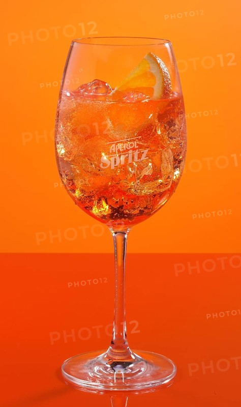 Aperol Spritz in front of an orange background