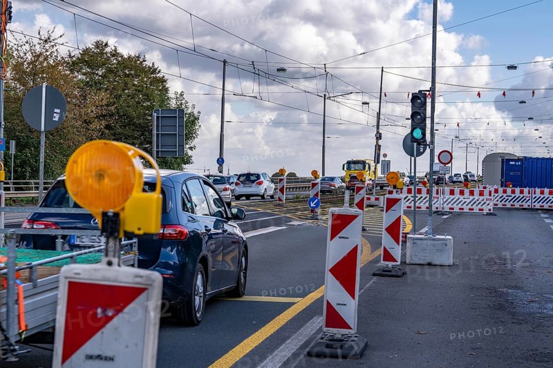 The Josef-Kardinal-Frings-Bridge, federal road B1, between Düsseldorf and Neuss, due to massive bridge damage, only one of 2 directional lanes is still passable, with a speed limit of 30 km/h and only for vehicles under 7.5 tonnes, the bridge is currently being renovated, North Rhine-Westphalia, Germany, Europe
