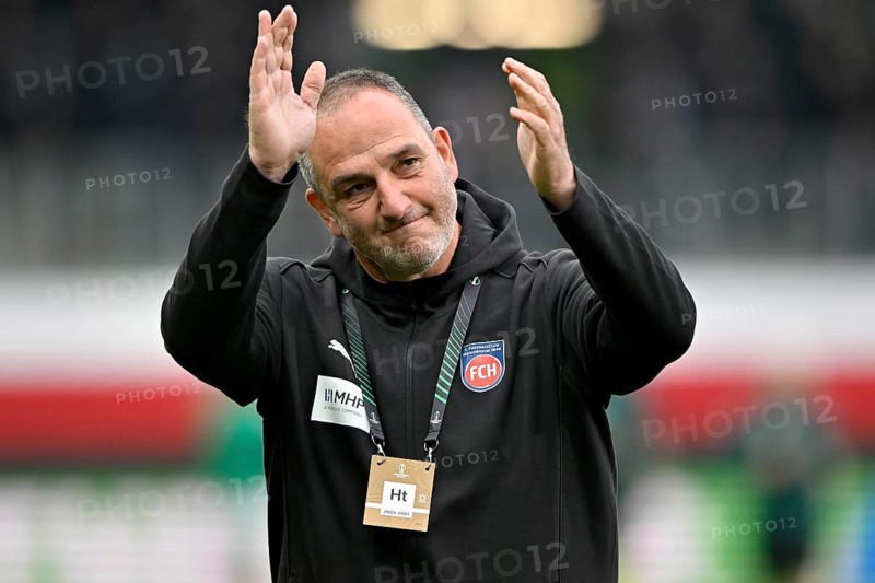 Coach Frank Schmidt 1. FC Heidenheim 1846 FCH claps his hands in encouragement, UEFA Conference League, Voith-Arena, Heidenheim, Baden-Württemberg, Germany, Europe