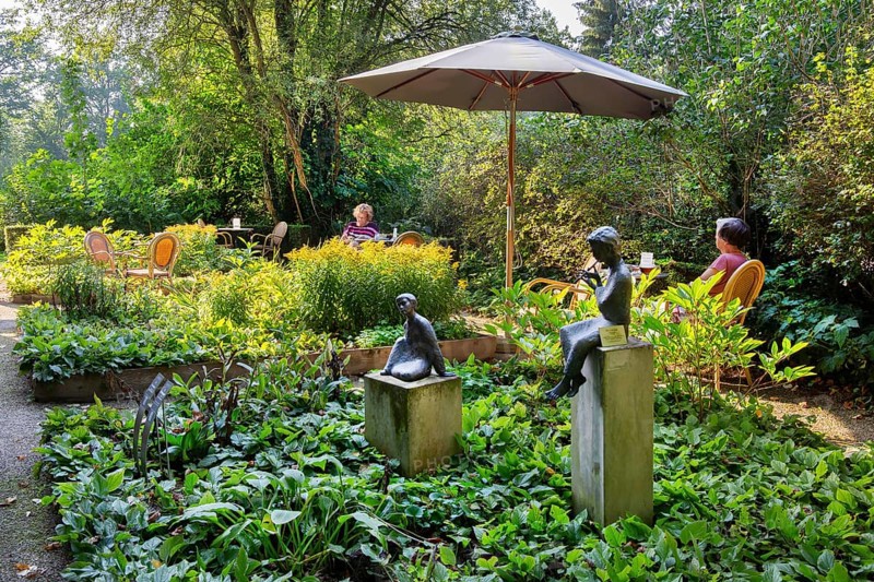 Sculpture group and garden terrace at the teahouse in the historic spa gardens, Bad Pyrmont, Emmertal, Weserbergland, Oranierroute, Lower Saxony, Germany, Europe