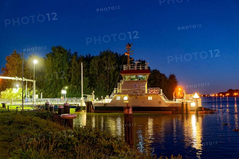 Night-time operation of the Stralsund canal ferry, at the Fährstraße jetty on the south side of the canal, on the Kiel Canal. Breiholz, Schleswig-Holstein, Germany, Europe