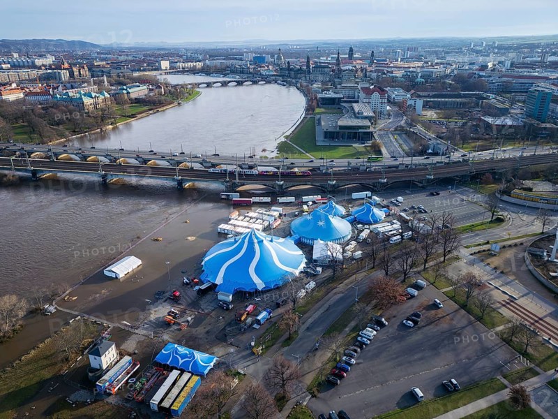 Due to the heavy precipitation in the form of snow and rain, alert level 3 has been declared on the Elbe in Dresden. The highest level is expected to be 6.37 metres on 29.12.2023. The Christmas circus fights for its stand, Dresden, Saxony, Germany, Europe