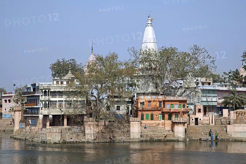 People washing on the shore of lake Manasi-Ganga at the village of Govardhan, Uttar Pradesh, India, Asia