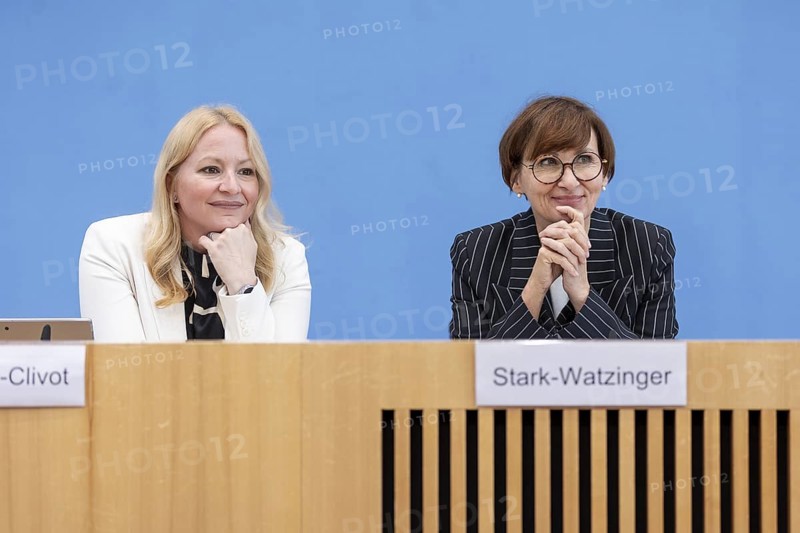 Bettina Stark-Watzinger (FDP), Federal Minister of Education and Research, and Christine Streichert-Clivot (SPD), Minister of Education and Culture of the Saarland and President of the Standing Conference of the Ministers of Education and Cultural Affairs, at a press conference on the signing of the Startchancen programme, at the Haus der Bundespressekonferenz in Berlin, 04.06.2024