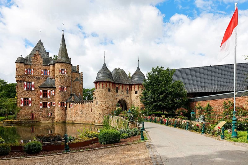Satzvey Castle, medieval moated castle, Mechernich, Satzvey, Euskirchen district, castle in the Eifel, North Rhine-Westphalia, Germany, Europe