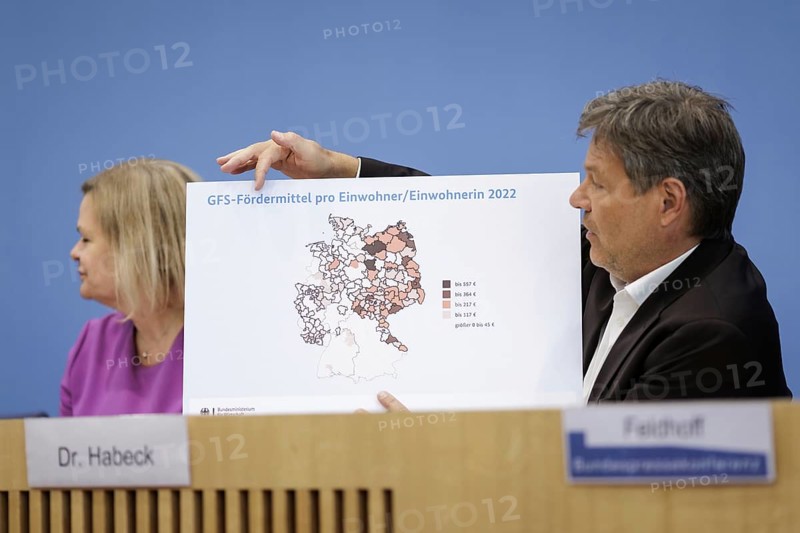 Nancy Faeser (SPD), Federal Minister of the Interior and Home Affairs, and Robert Habeck (Alliance 90/The Greens), Federal Minister for Economic Affairs and Climate Protection and Vice-Chancellor, at the presentation of the Federal Government's 1st Equivalence Report at the Federal Press Conference in Berlin, 3 July 2024