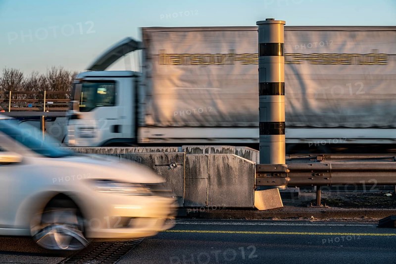 Speed cameras, radar speed monitoring, POLISCAN measuring system, on the A40 motorway, on the Neuenkamp Rhine bridge, Duisburg, North Rhine-Westphalia, Germany, Europe