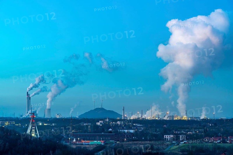 UNIPER coal-fired power plant Gelsenkirchen-Scholven, power plant units and cooling towers, headframe of the former Hugo coal mine, shaft 2, Scholven slagheap with 2 wind turbines, right Ruhr Öl GmbH, BP Gelsenkirchen, refinery, North Rhine-Westphalia, Germany, Europe