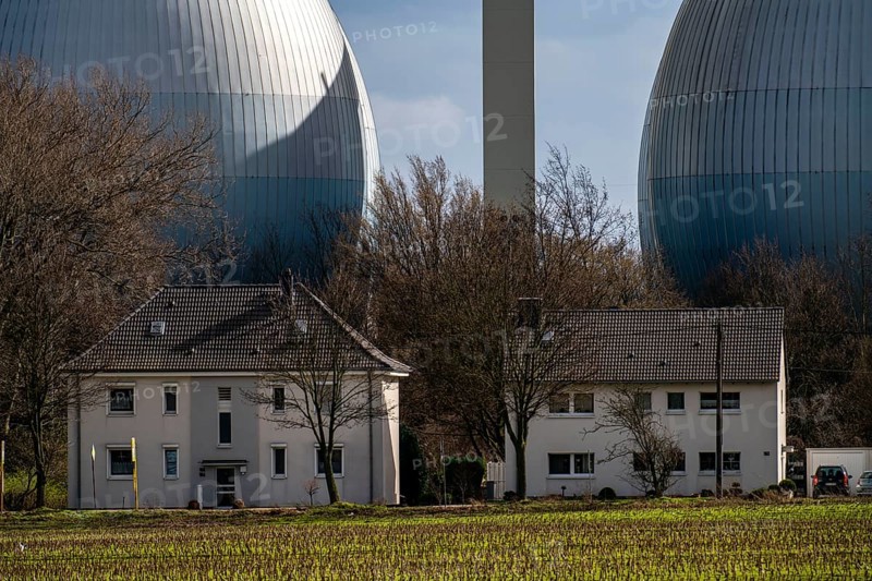 Residential buildings, digestion towers, sewage treatment plant of the Emschergenossenschaft in the Weilheimer Mark in Bottrop, North Rhine-Westphalia, Germany, Europe
