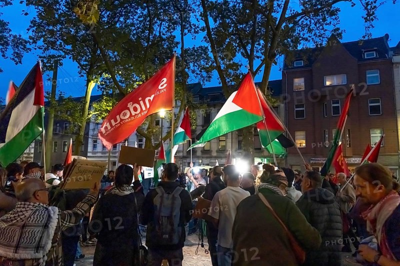Demonstration by pro-Palestinian activists in Duisburg-Hochfeld, around 110 demonstrators marched through the neighbourhood justifying Hamas' attack against Israel, Duisburg, North Rhine-Westphalia, Germany, Europe