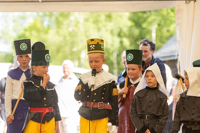 Minister President Michael Kretschmer visits Schneeberg on the occasion of the Mountain Dispute Day. Here is a performance by the children's group from Kinderhaus Neustädtel e.V., Siebenschlehner Pochwerk, Schneeberg, Saxony, Germany, Europe