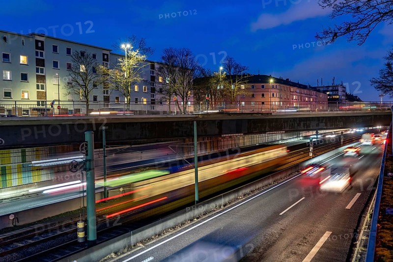 The Hausackerbrücke, inner-city road bridge over the A40 motorway and the U18 light rail line, between Essen-Frohnhausen and Holsterhausen, extensively renovated in 2018, is already dilapidated again and has to be demolished, to be rebuilt in 2026, for which the A40 motorway and the tram line must be closed, North Rhine-Westphalia, Germany, Europe
