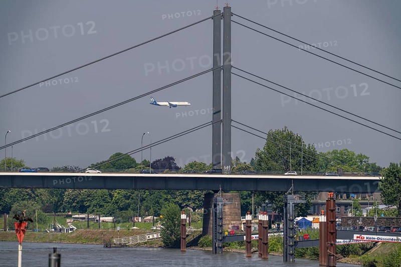 The Rhine near Düsseldorf, Theodor-Heuss-Bridge, aeroplane approaching Düsseldorf Airport, North Rhine-Westphalia, Germany, Europe