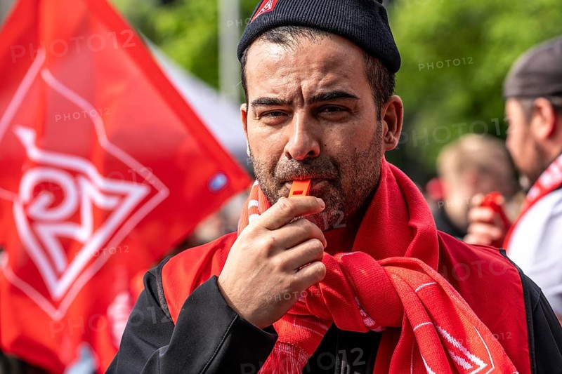 Demonstration by many thousands of steelworkers in front of the ThyssenKrupp headquarters in Essen against massive job cuts following the involvement of a foreign investor in the company, massive criticism of Group CEO Miguel López, North Rhine-Westphalia, Germany, Europe