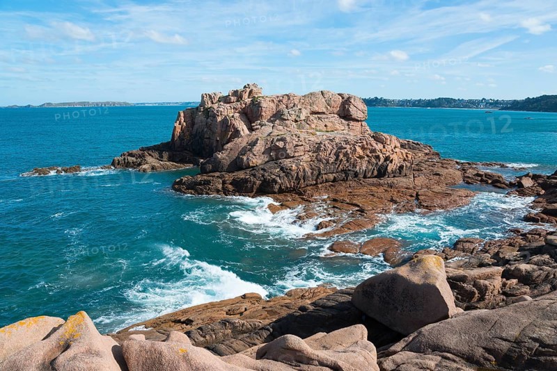 Rock formations on the coast with a view of the vast sea, Ploumanac'h, Ploumanach, Perros-Guirec, Côtes-d'Armor, Brittany, France, Europe
