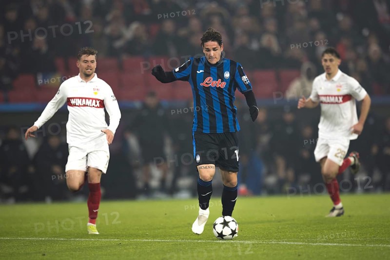 Football match, Nicolo' ZANIOLO Atalanta Bergamo 10 on his way to score the 0:2 for Atalanta Bergamo and takes a shot into the Tor tor, Maximilian MITTELSTÄDT VFB Stuttgart left and Anthony ROUAULT VFB Stuttgart right follow him, Stuttgart Arena, Stuttgart, Germany, Europe